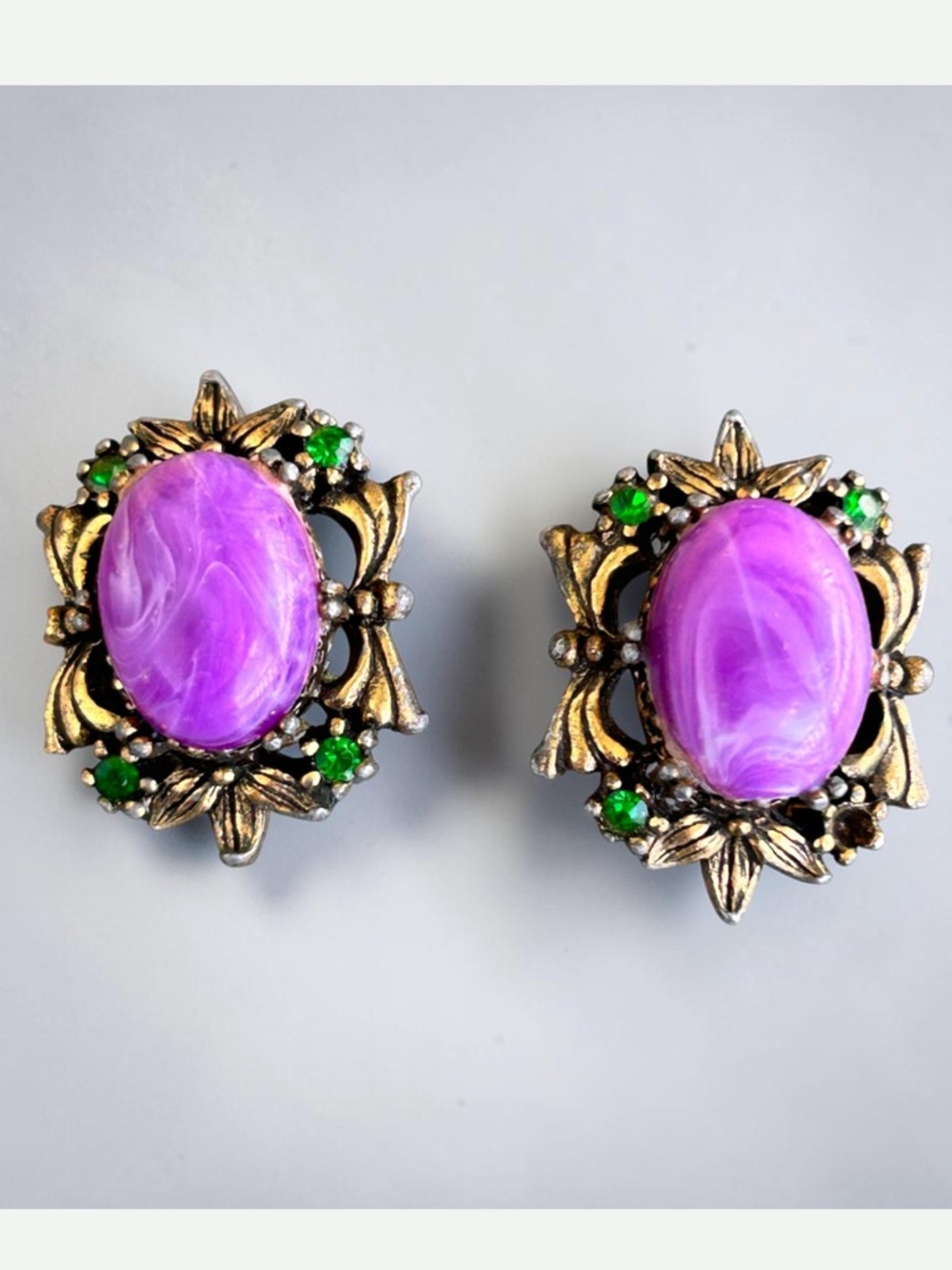 Vintage Selro Selini Lucite/Thermoset Purple cabochon Stone Floral Clip Earrings